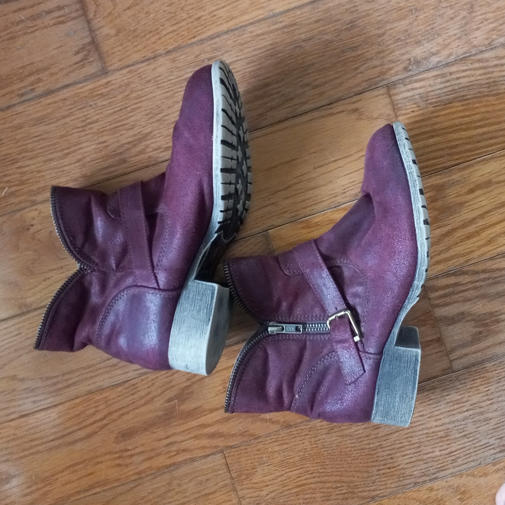 SO maroon booties